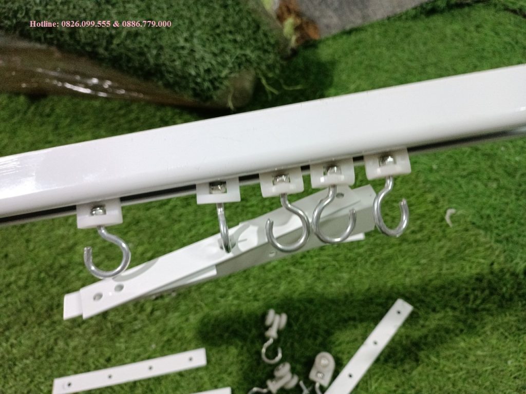 Bánh xe đơn liền móc rèm nhựa pvc xếp dồn; Pát treo rèm nhựa pvc trong ...